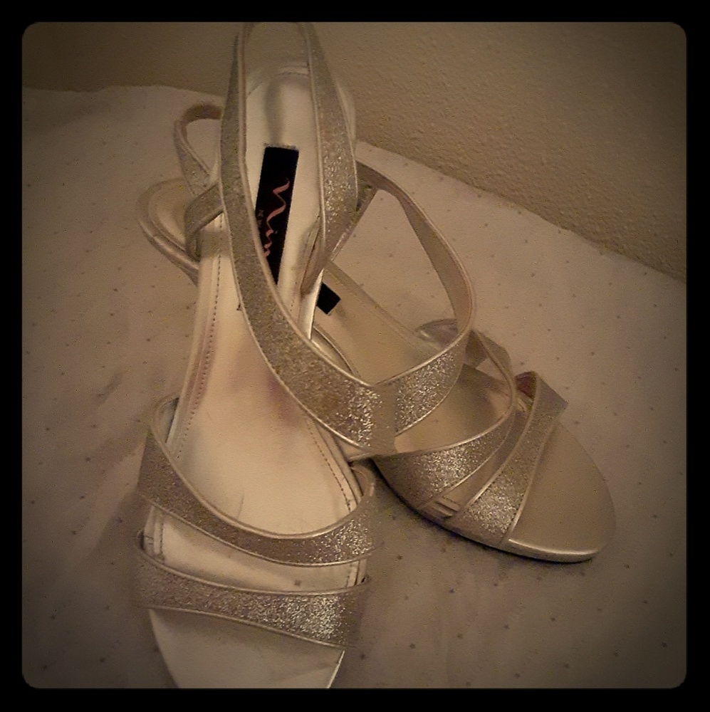 NINA low-heel sandals/pumps. Silver.